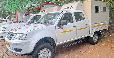 एकूणच या वाहनांमध्ये मोकाट कुत्र्यांचा राजेशाही थाट दिसून येणार आहे.