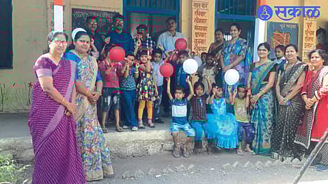 The teacher welcomed the students entering the first class in a pleasant atmosphere by giving them balloons and flowers.