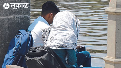 Gandhi Lake has been beautified with stone steps and tiles. After the interior decoration of the smart city, it has become a haven for lovers.