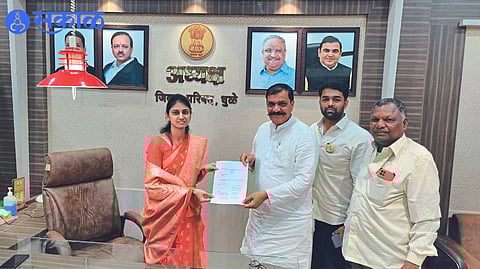 Dyaneshwar Bhamre handing over his resignation to Zilla Parishad President Ashwini Pawar