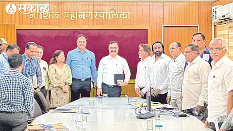 The municipal commissioner Dr. Chandrakant Pulkundwar,