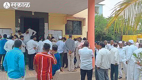 A crowd of candidates and supporters gathered on Thursday during the retreat of Bazar Committee elections.