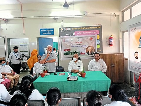 जिल्हा रुग्णालयात होमिओपॅथिक दिन साजरा