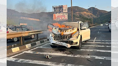 pune car fire