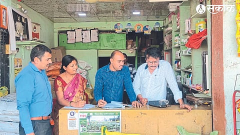 Abhijit Jamhadhe, campaign officer of agriculture department, taluka agriculture officer R. G. Bodke etc.