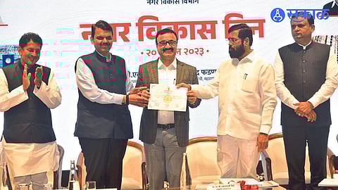 Commissioner Dr. Nashik Municipal Corporation came first in the state in saving establishment costs with record recovery, National Livelihood Campaign. Chief Minister Eknath Shinde, Deputy Chief Minister Devendra Fadnavis while felicitating Chandrakant Pulkundwar. Adjacent Education Minister Deepak Kesarkar, Legislative Assembly Speaker Rahul Narvekar.