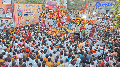Shri Ram Rath and Garuda Rathotsava started from the east door of Sri Kalaram Temple on Sunday with the chanting of Prabhu Ramachandra Ki Jai.