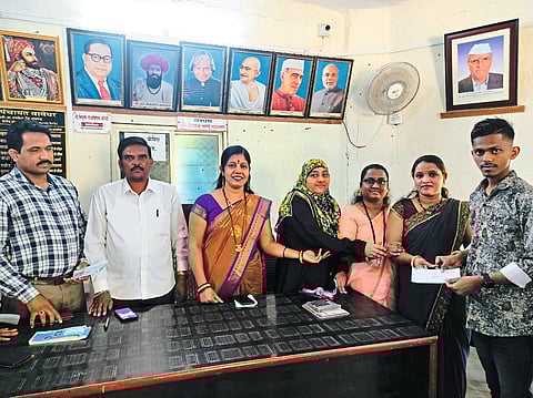 दिव्यांगांना धनादेश वाटप