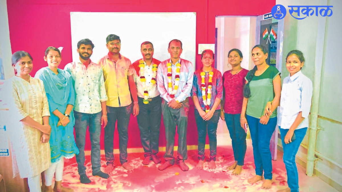 Kunal Ahire, Mangesh Bhor, Deepali Birari, Poonam Jagtap, Praveen Kulthe, Ajit Karmal while felicitating Bhoomiputra Yogesh Chavanke for his selection in Mumbai Police Force.