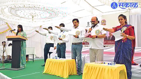G44515 Guardian Minister Gulabrao Patil and others while giving oath to those present for organ donation awareness in 'GSC' on Friday.