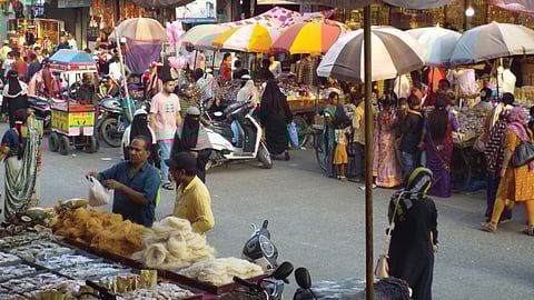 ईदच्या खरेदीसाठी बाजारपेठात महिला, युवतींची मोठी गर्दी दिसून येत आहे