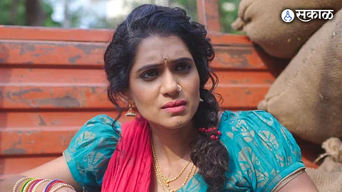 Urmila kanetkar kothare grand entry as manjula satarkar in Tuzech Mi Geet Gaat Aahe marathi serial on star pravah