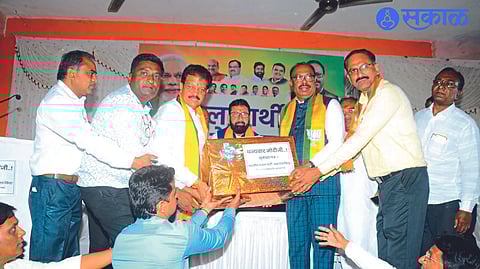 MLA Suresh Bhole handing over the 'Thank you Modiji' letters of thanks to the state president Chandrashekhar Bawankule under various schemes of the central government.