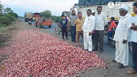 Farmers expressed their anger by throwing onions on the roadside for not calling the auction