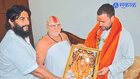 Akhil Bharatiya Sankatmochan Sena President Mahant Sanjay Das welcoming Congress leader Rahul Gandhi.