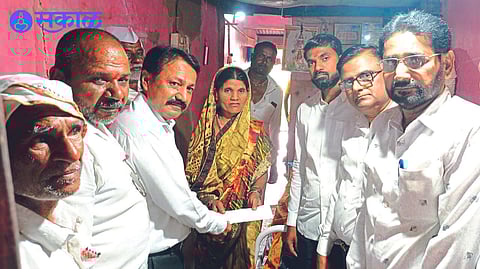 Teacher 25 thousand rupees help to accident student nashik news