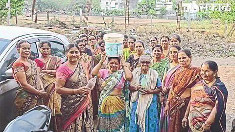 Women gathered in search of valveman