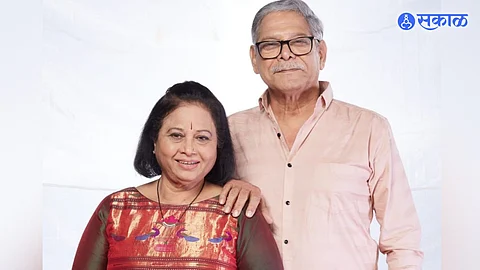 actress savita malpekar and actor mohan joshi in sumi ani amhi Marathi Natak drama