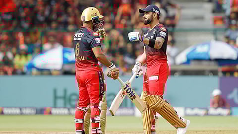 RCB vs DC : 'विराट' सुरूवातीनंतर RCB ढेपाळली, कुलदीप - मार्शसमोर टेकले गुडघे
