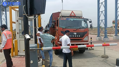 due Errors in computer system motorists have to pay extra money on sinnar shirdi toll booth nashik news