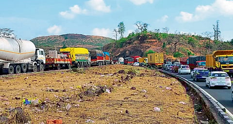 बई-नाशिक महामार्गावर