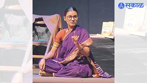 Damini Jadhav performing Ramai monologue.