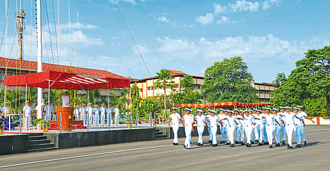 आयएनएस शिवाजीचा दीक्षांत समारंभ उत्साहात