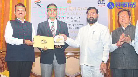 Collector Jalaj Sharma receiving the award from Chief Minister Eknath Shinde, Deputy Chief Minister Devendra Fadnavis.