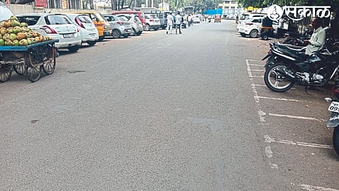 In the Shalimar area around noon due to the heat of the sun, heat spread on the road.