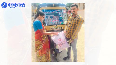 Rickshaw driver Muffujar Mansuri handing over the market bag bought by Anusaya Vaishnav