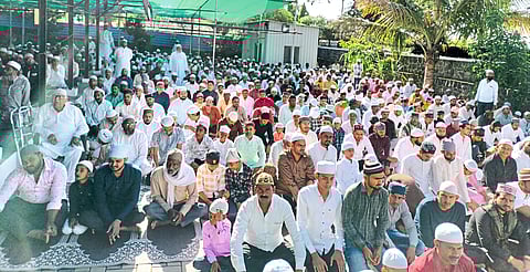 तळेगावात ईदनिमित्त नमाज पठण