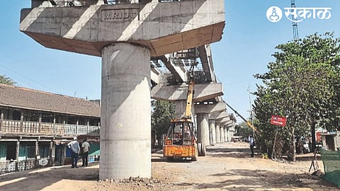Completed main girder casting work. In the second photo, workers working on the flyover.