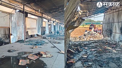 A fire broke out in the sheets of paper in the private market, and the battery exploded while charging the mobile phone and caught fire