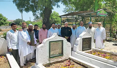 पूर्वजांच्या आठवणीने गहिवरले मुस्लिम बांधव