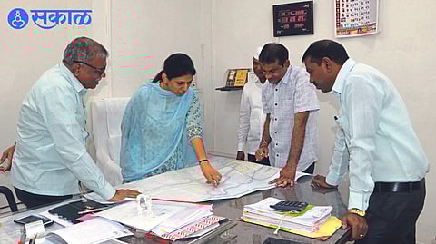 MP Raksha Khadse discussing with officials at Tapi Irrigation Office on Thursday.