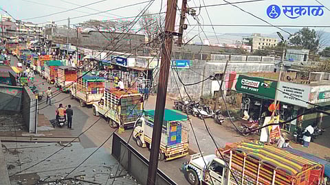 Traffic congestion on main highways due to queues of vehicles coming to the market.