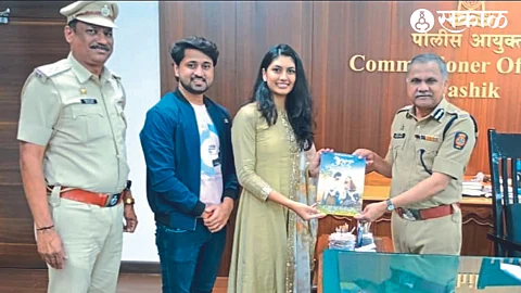 Police Commissioner Ankush Shinde while felicitating actress Saili Patil. Actor Rajat Gawli and Police Sub-Inspector Dhanraj Patil are neighbors.