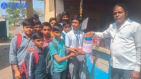 Students of Savitribai Phule Vidyalaya asking for help for their injured friends.