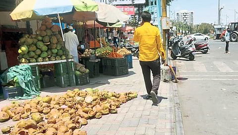 चऱ्होलीतील पदपथांवर अतिक्रमण