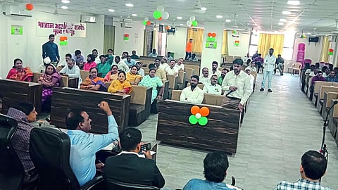 Mayor Pratibha Chaudhary, Deputy Mayor Nagsen Borse, Commissioner Devidas Tekale attended the meeting where the problems in the wards were discussed. In front, corporators, officials.