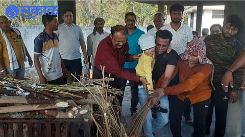 Dr. Jaideep Visave's four-year-old daughter Jia while cremating his body.