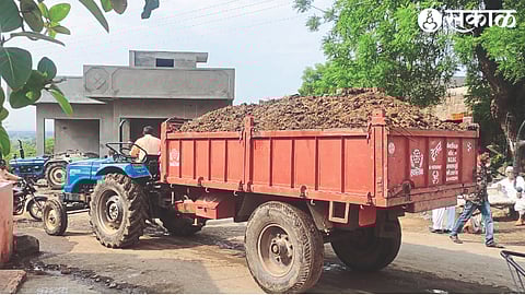 A tractor trolley loaded with cow dung