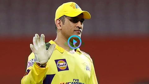 MS Dhoni Knee Injury CSK