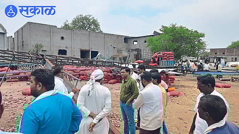 Sub-Divisional Officer Jitendra Patil inspecting the damage caused in the storm. Neighboring officers and farmers.