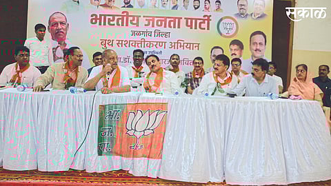 Jalgaon: Speaking at the BJP meeting on Sunday, Dr. Vijayakumar Village. Neighbors Girish Mahajan, MLA Suresh Bhole, MLA Sanjay Savkare etc.