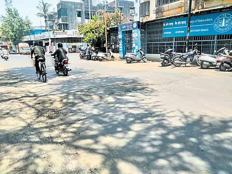 अप्रमाणबद्ध गतिरोधक
रहदारीस त्रासदायक