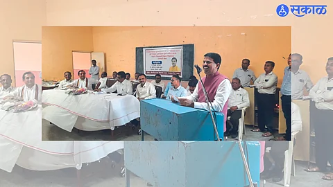 Shahada: MLA Dyaneshwar Mhatre speaking in a meeting of teachers and non-teaching staff regarding the old pension scheme. Abhijit Patil, Director of Neighboring Taluka Education Institute etc.