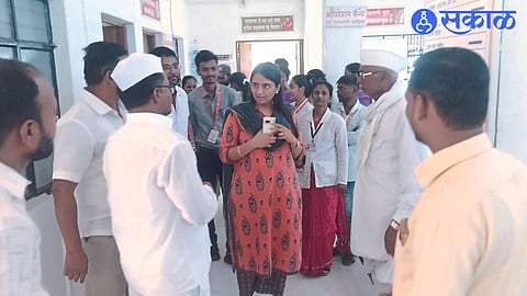 Chief Executive Officer Ashima Mittal visited Aarogya Vardhini Kendra at Dapur in Sinnar taluka and interacted with the patients and staff here.