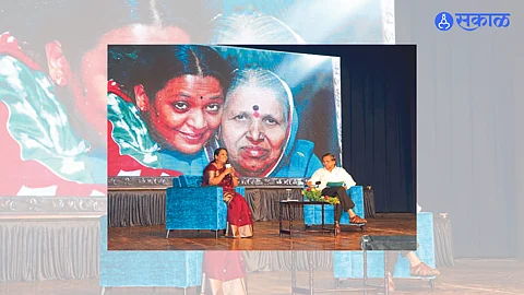 Jalgaon: Mamta Sapkal while answering the questions of Sudhir Gadgil in the interview program 'Athwaniti Ai' organized by Multimedia Features.