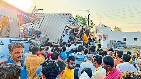 container ST accident 6 killed and 16 injured police hospital Sindkhed Raja